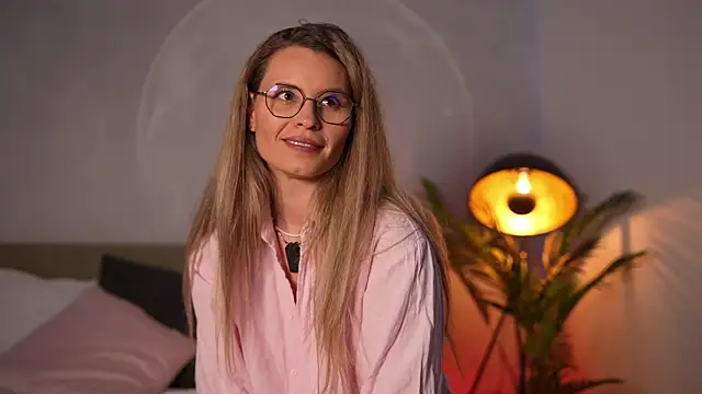 BrandyWhite online show from April 21, 7:03 am