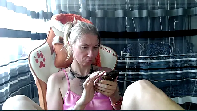 Snapshot of cold_lollipop chatting on April 17, 7:11 am cold lollipop online show from April 17, 7:11 am