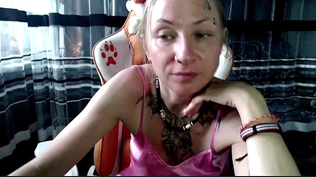 Snapshot of cold_lollipop chatting on April 18, 7:23 am cold lollipop online show from April 18, 7:23 am