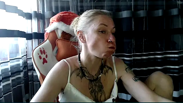 Snapshot of cold_lollipop chatting on April 21, 6:20 am cold lollipop online show from April 21, 6:20 am
