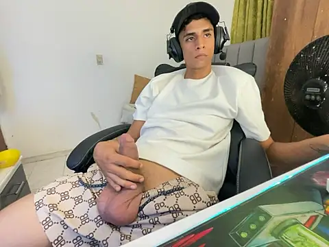 Snapshot of Max_TheHorseDick chatting on January 2, 5:46 am Max TheHorseDick online show from January 2, 5:46 am