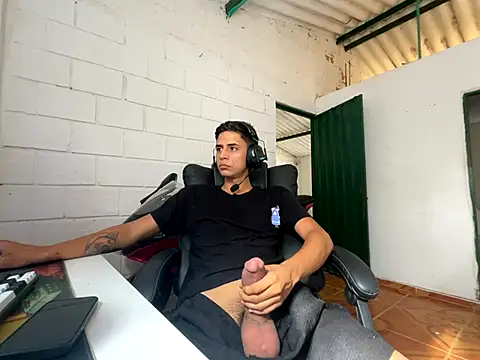 Snapshot of Max_TheHorseDick chatting on September 10, 1:44 pm Max TheHorseDick online show from September 10, 1:44 pm