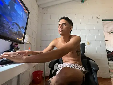 Snapshot of Max_TheHorseDick chatting on October 12, 6:18 pm Max TheHorseDick online show from October 12, 6:18 pm