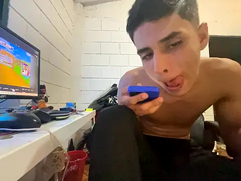 Snapshot of Max_TheHorseDick chatting on October 23, 3:50 am Max TheHorseDick online show from October 23, 3:50 am