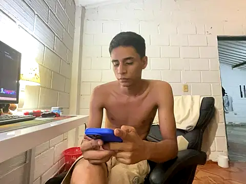 Snapshot of Max_TheHorseDick chatting on October 26, 2:50 am Max TheHorseDick online show from October 26, 2:50 am