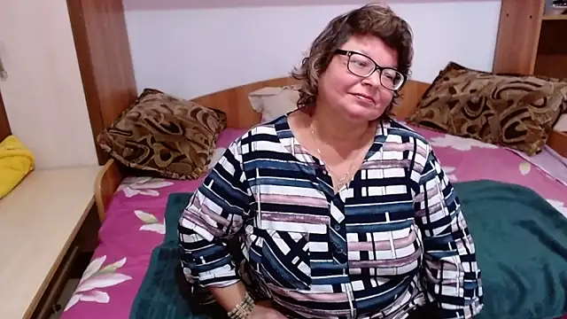 Snapshot of SweetMommaX chatting on October 16, 1:56 pm SweetMommaX online show from October 16, 1:56 pm