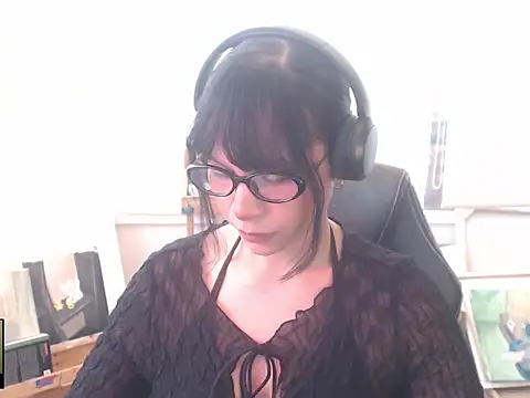 Snapshot of alien__show chatting on April 21, 6:12 pm alien show online show from April 21, 6:12 pm
