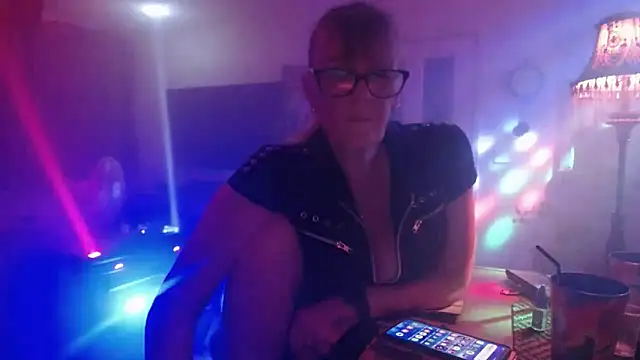 Snapshot of COUPLE4VOYEUR01 chatting on September 20, 7:04 pm COUPLE4VOYEUR01 online show from September 20, 7:04 pm