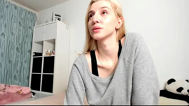 Snapshot of KenzieDawton chatting on December 17, 7:04 pm KenzieDawton online show from December 17, 7:04 pm