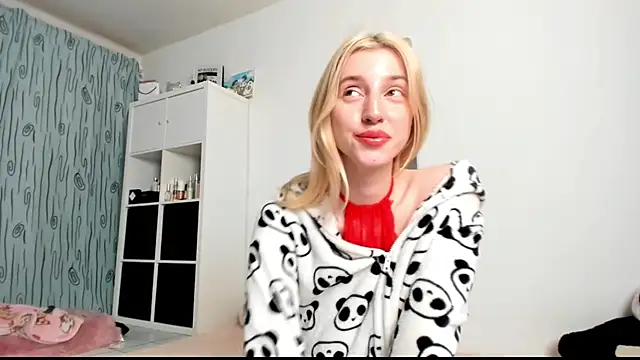Snapshot of KenzieDawton chatting on February 8, 5:29 am KenzieDawton online show from February 8, 5:29 am
