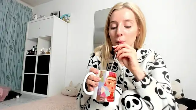 Snapshot of KenzieDawton chatting on October 8, 5:49 am KenzieDawton online show from October 8, 5:49 am