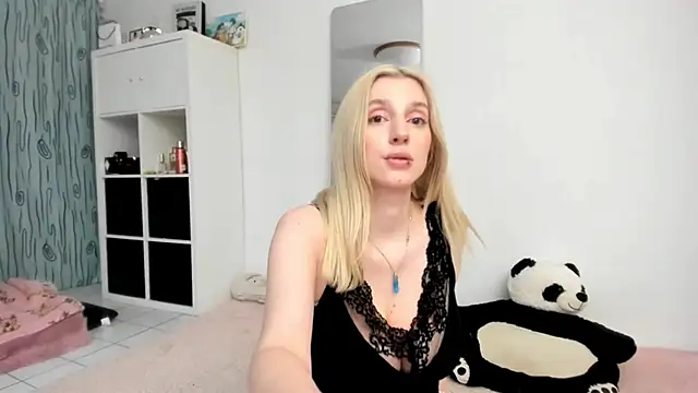 Snapshot of KenzieDawton chatting on April 26, 4:37 pm KenzieDawton online show from April 26, 4:37 pm