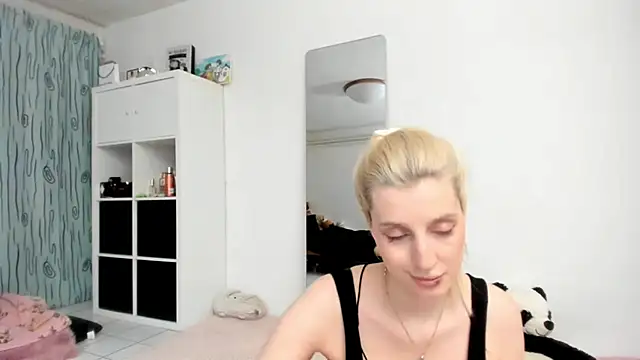 Snapshot of KenzieDawton chatting on April 27, 4:16 pm KenzieDawton online show from April 27, 4:16 pm