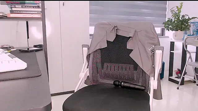 Shyn   online show from March 25, 5:02 am