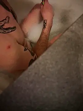 Snapshot of shehandme chatting on February 24, 1:25 am shehandme online show from February 24, 1:25 am