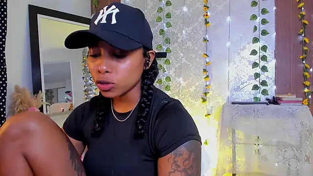 Snapshot of kelly_thomson chatting on February 13, 12:17 am kelly thomson online show from February 13, 12:17 am