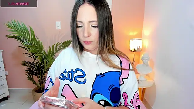 Snapshot of HannaMiller_1 chatting on May 6, 5:07 pm HannaMiller 1 online show from May 6, 5:07 pm