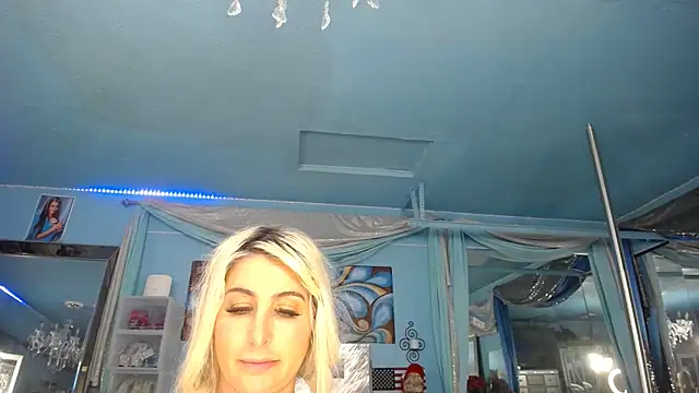 Snapshot of ADRIANNA_FOX chatting on April 19, 8:13 am ADRIANNA FOX online show from April 19, 8:13 am