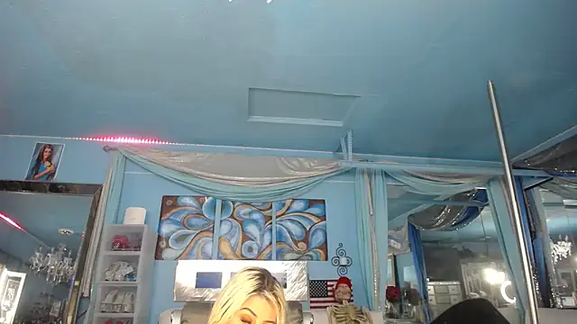 Snapshot of ADRIANNA_FOX chatting on April 22, 5:21 am ADRIANNA FOX online show from April 22, 5:21 am