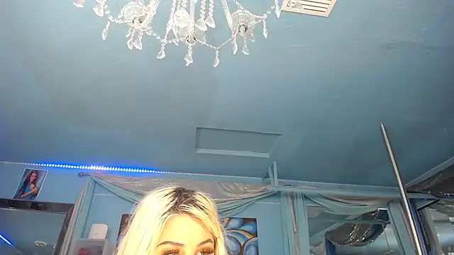 Snapshot of ADRIANNA_FOX chatting on April 23, 4:24 am ADRIANNA FOX online show from April 23, 4:24 am
