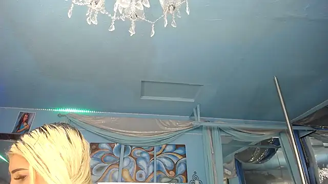 Snapshot of ADRIANNA_FOX chatting on April 27, 4:21 am ADRIANNA FOX online show from April 27, 4:21 am