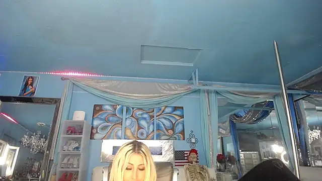 Snapshot of ADRIANNA_FOX chatting on June 26, 8:08 am ADRIANNA FOX online show from June 26, 8:08 am