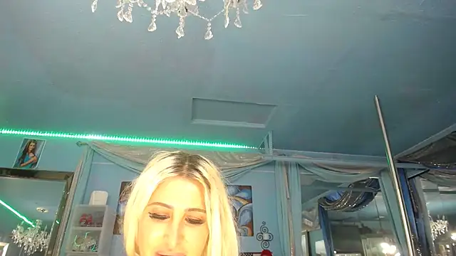 Snapshot of ADRIANNA_FOX chatting on June 27, 5:07 pm ADRIANNA FOX online show from June 27, 5:07 pm