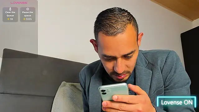 jhonyalzate2 online show from March 1, 1:51 am