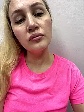 Snapshot of YourBlondee chatting on December 4, 3:48 am YourBlondee online show from December 4, 3:48 am