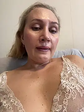Snapshot of YourBlondee chatting on December 10, 5:39 am YourBlondee online show from December 10, 5:39 am