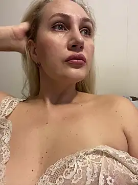 Snapshot of YourBlondee chatting on December 11, 2:30 am YourBlondee online show from December 11, 2:30 am