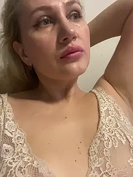 Snapshot of YourBlondee chatting on December 16, 2:57 am YourBlondee online show from December 16, 2:57 am