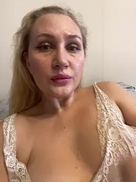Snapshot of YourBlondee chatting on December 16, 5:59 am YourBlondee online show from December 16, 5:59 am