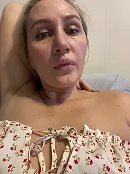 Snapshot of YourBlondee chatting on December 17, 3:06 am YourBlondee online show from December 17, 3:06 am