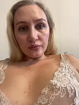 Snapshot of YourBlondee chatting on December 20, 6:40 am YourBlondee online show from December 20, 6:40 am