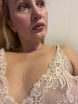 Snapshot of YourBlondee chatting on December 24, 2:54 am YourBlondee online show from December 24, 2:54 am