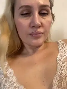 Snapshot of YourBlondee chatting on December 27, 6:03 am YourBlondee online show from December 27, 6:03 am