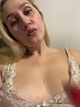 Snapshot of YourBlondee chatting on January 15, 3:11 am YourBlondee online show from January 15, 3:11 am