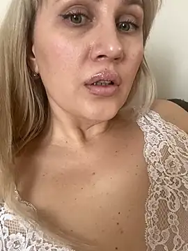 Snapshot of YourBlondee chatting on March 12, 7:13 am YourBlondee online show from March 12, 7:13 am