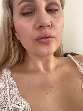 Snapshot of YourBlondee chatting on March 13, 6:48 am YourBlondee online show from March 13, 6:48 am