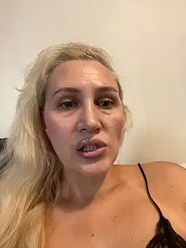 Snapshot of YourBlondee chatting on September 12, 3:17 am YourBlondee online show from September 12, 3:17 am