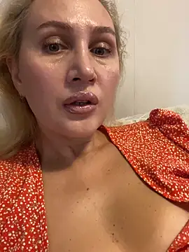 Snapshot of YourBlondee chatting on October 3, 3:03 am YourBlondee online show from October 3, 3:03 am
