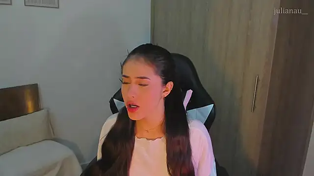 Snapshot of iriswest_ chatting on December 13, 12:09 am iriswest  online show from December 13, 12:09 am