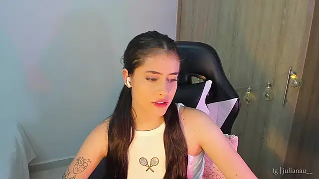 Snapshot of iriswest_ chatting on January 13, 12:51 am iriswest  online show from January 13, 12:51 am