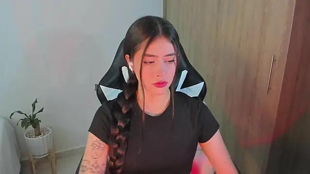 Snapshot of iriswest_ chatting on February 11, 10:18 pm iriswest  online show from February 11, 10:18 pm