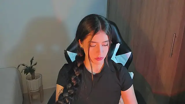 Snapshot of iriswest_ chatting on February 12, 1:19 am iriswest  online show from February 12, 1:19 am