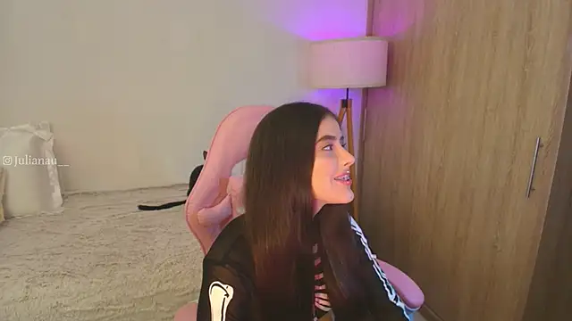 Snapshot of iriswest_ chatting on October 25, 12:07 am iriswest  online show from October 25, 12:07 am