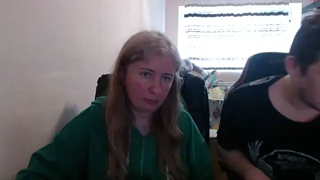 Snapshot of PeterAndJen chatting on April 18, 5:17 pm PeterAndJen online show from April 18, 5:17 pm