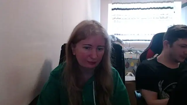 Snapshot of PeterAndJen chatting on April 19, 8:02 am PeterAndJen online show from April 19, 8:02 am