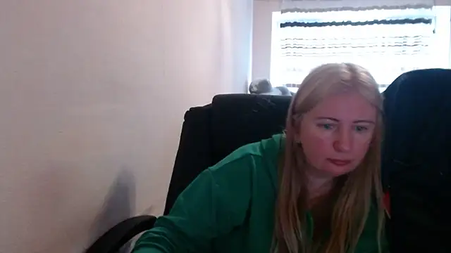 Snapshot of PeterAndJen chatting on April 20, 6:27 am PeterAndJen online show from April 20, 6:27 am
